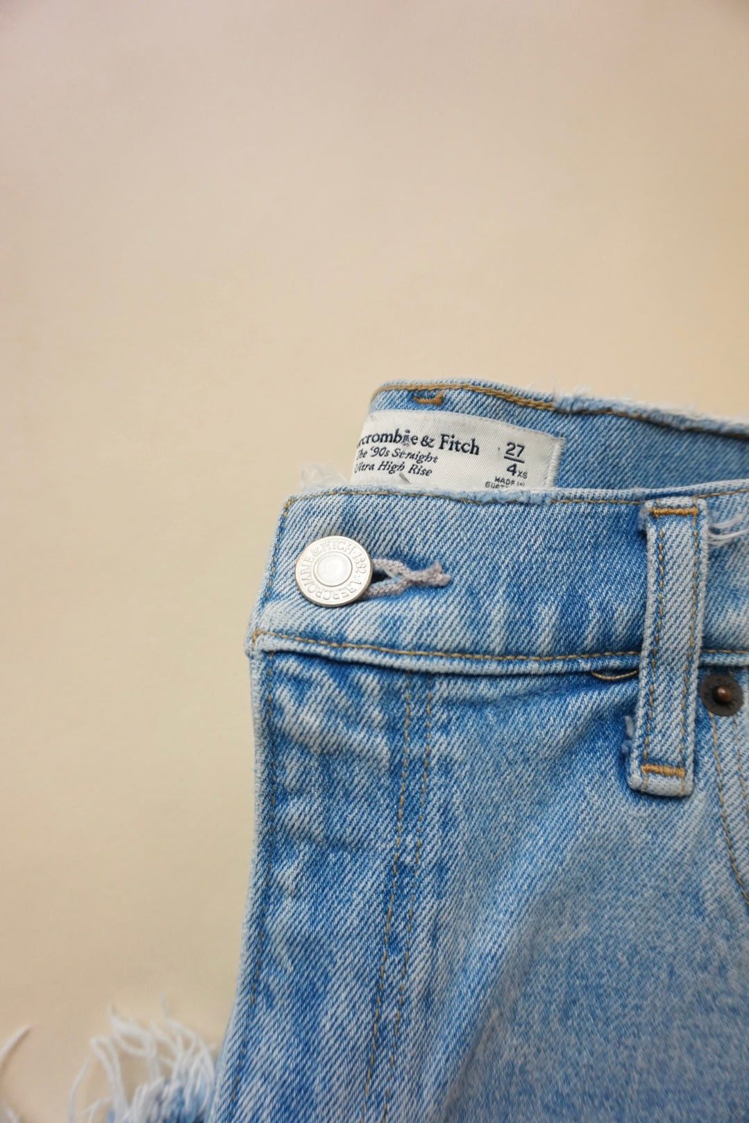 "Abercrombie & Fitch" Straight 90s Ultra High Rise Light Wash - Size 27/4