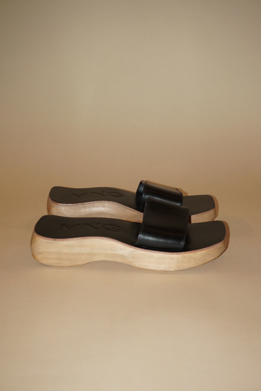 "Mango" Wood Leather Mules - Size 37