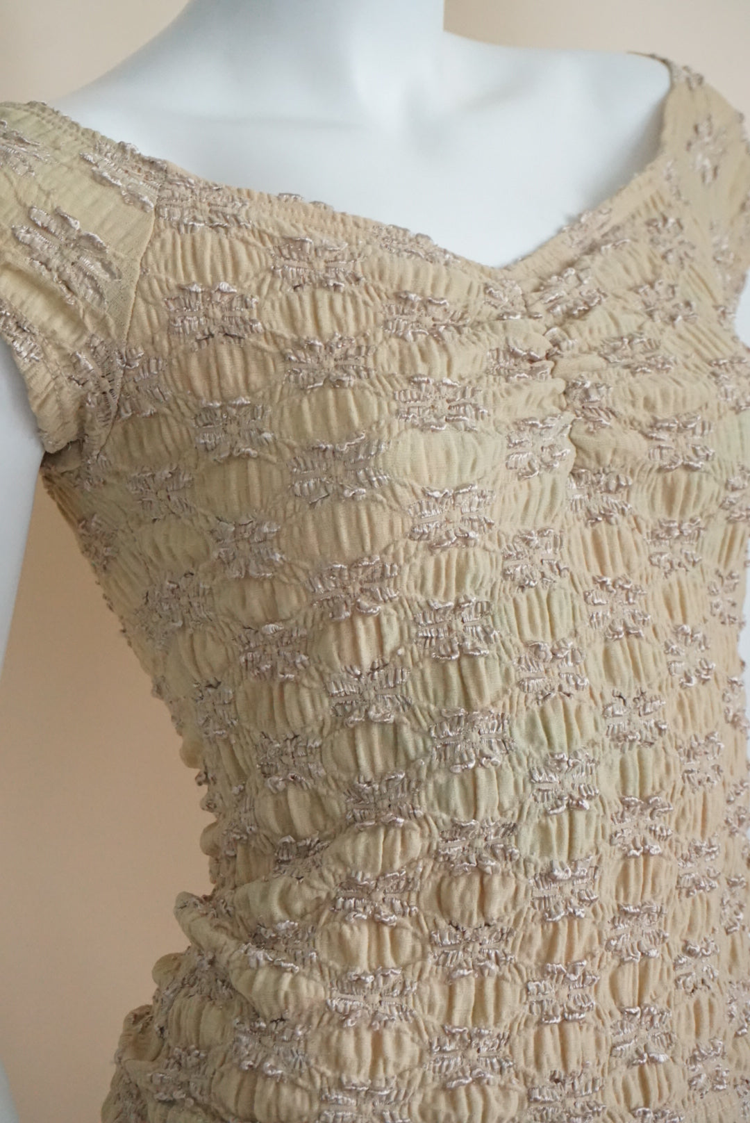 La Belle Y2K Beige Crinkle Sweetheart Neckline Knit Top - Size Medium
