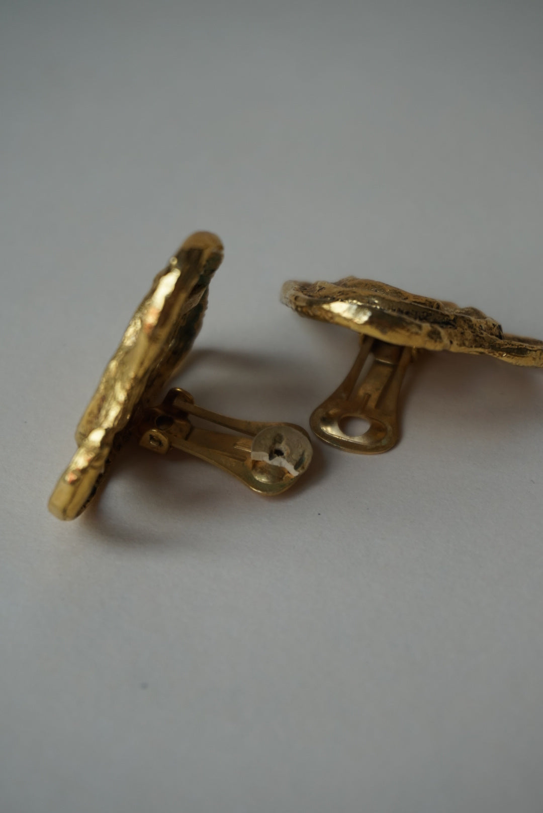 “Carole Saint-Germès” Vintage Heart Swirl Clip On Earrings