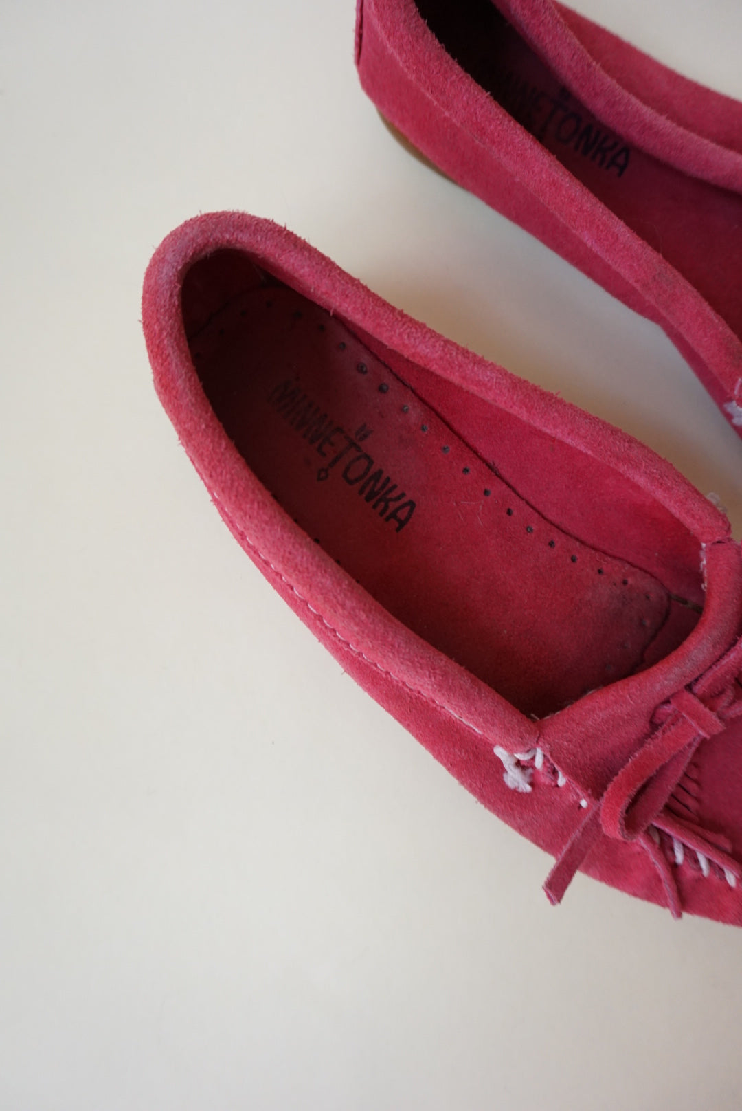 Minnetonka Moccasins Fuchsia Kilty Driving Slip-on Loafers - Size 6.5