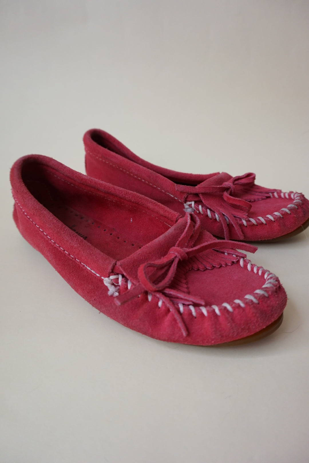 Minnetonka Moccasins Fuchsia Kilty Driving Slip-on Loafers - Size 6.5