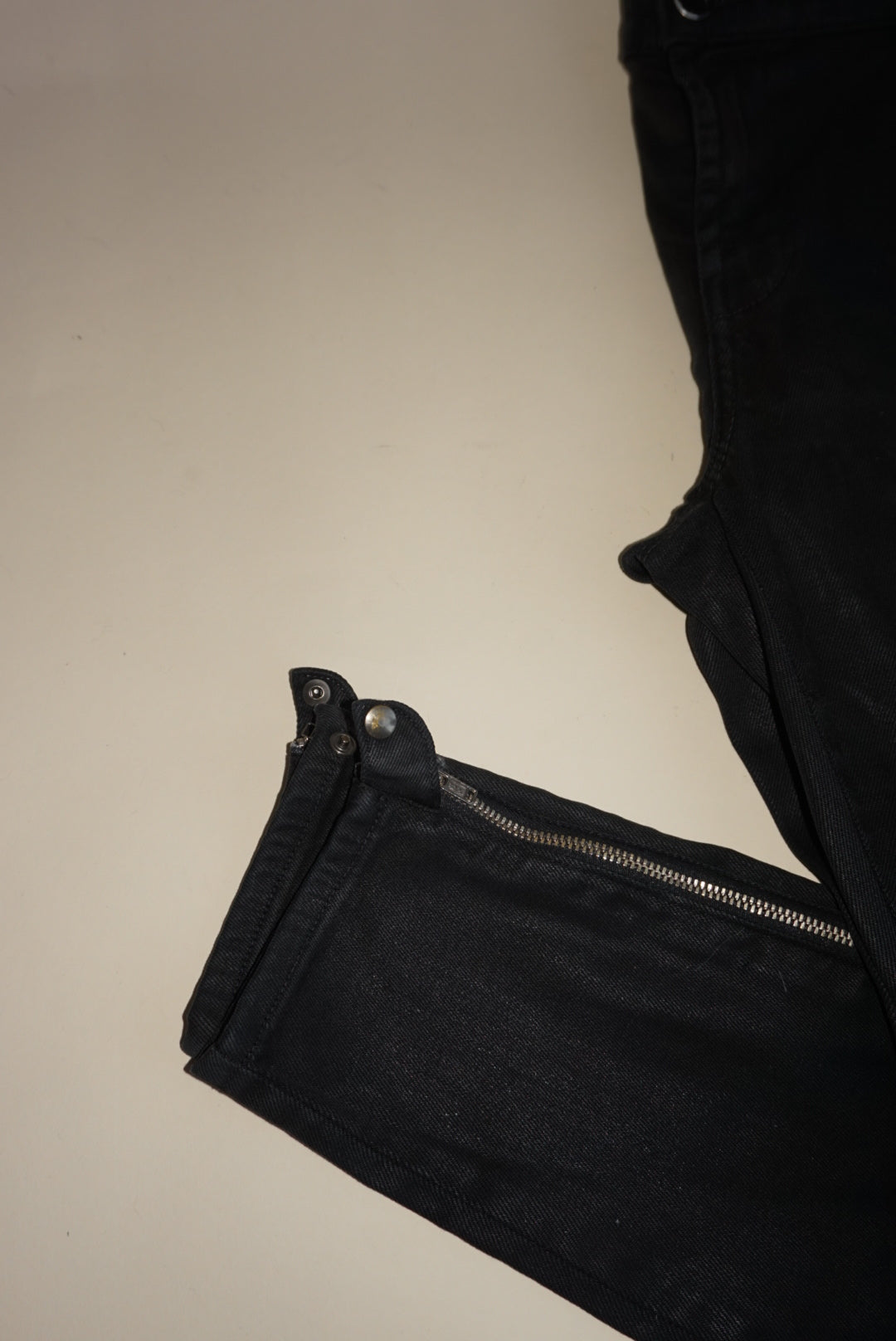 "J Brand" Black Stretch Zipper "Carey" - Size 28
