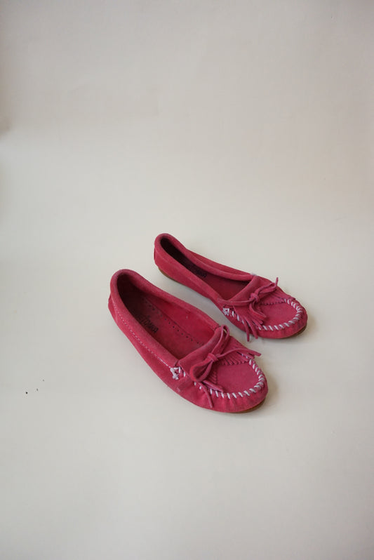 Minnetonka Moccasins Fuchsia Kilty Driving Slip-on Loafers - Size 6.5