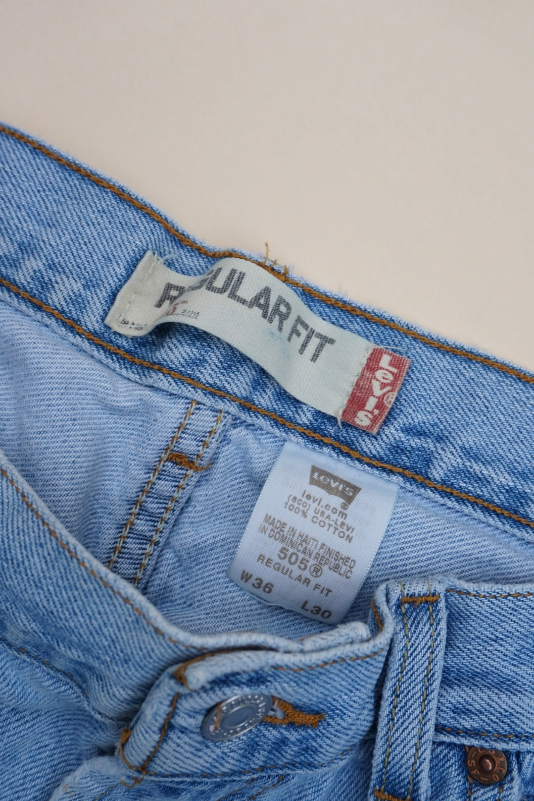 Vintage 2005 "Levi's" 501 Light Wash Zip Fly Jeans (Mens) - 36x30
