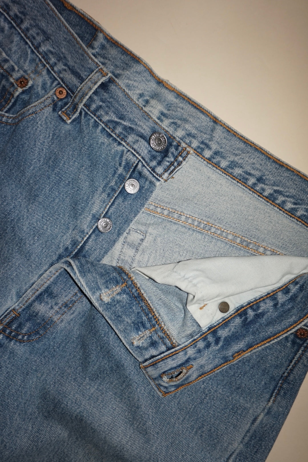"Levi" Light Wash Shorts - Size 34