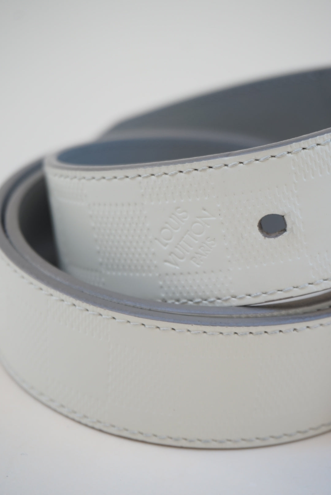 “Louis Vuitton” White Damier Infini Leather Boston Reversible Belt - Size 100/40