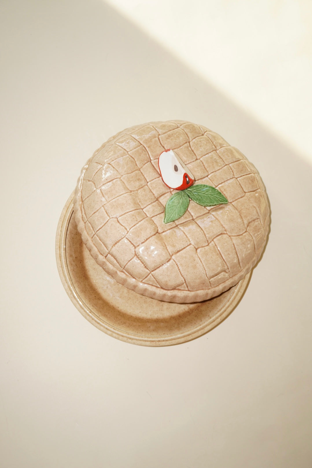 Vintage 1984 Ceramic Covered Apple Pie Plate Dish Keeper 1984 Great American Pie Co.