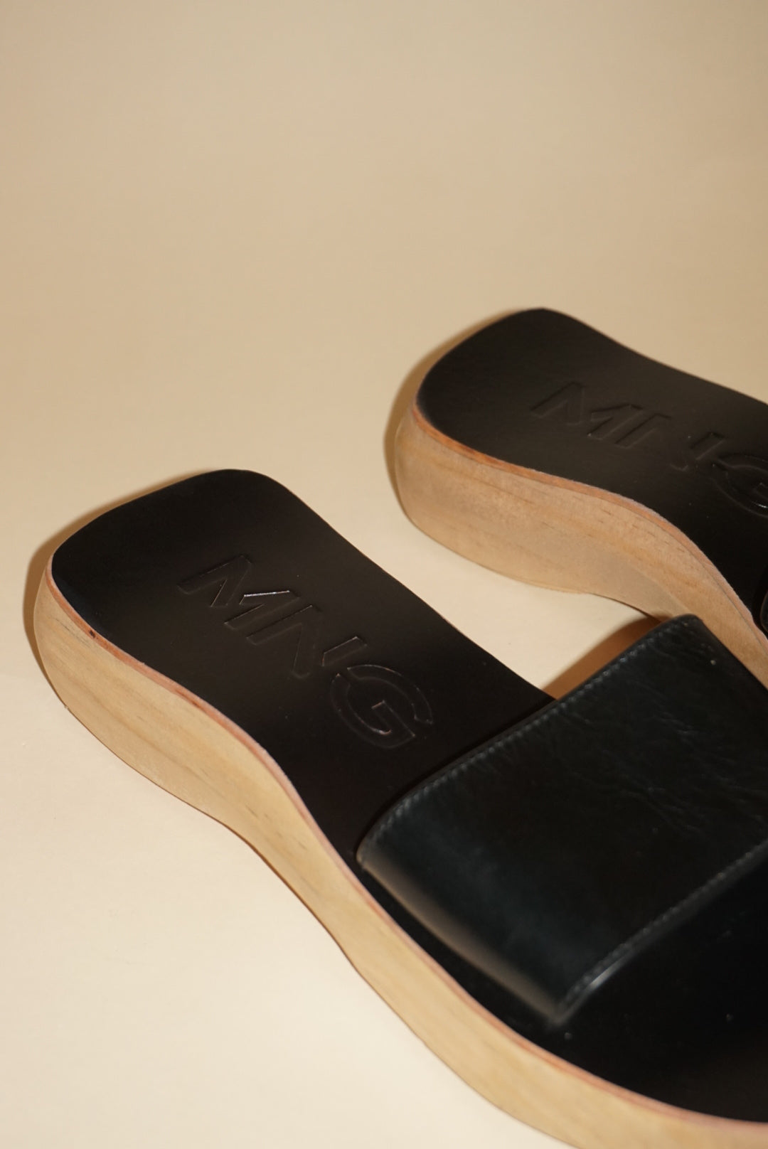 "Mango" Wood Leather Mules - Size 37