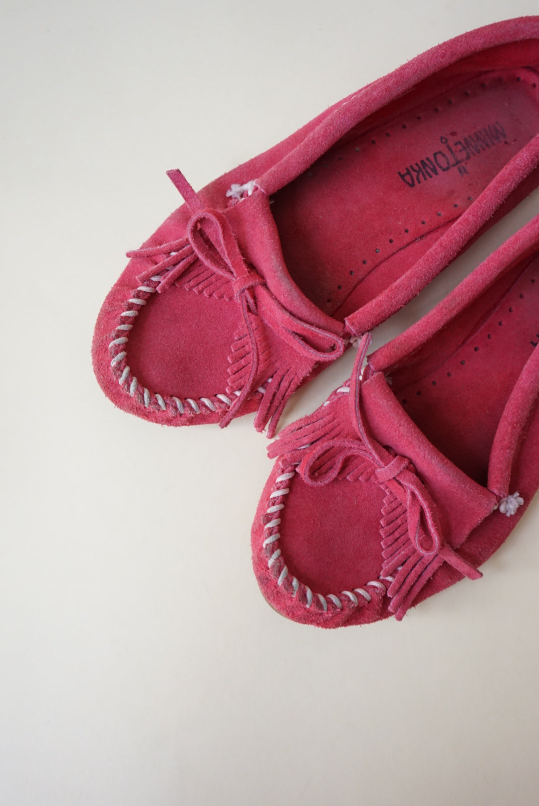 Minnetonka Moccasins Fuchsia Kilty Driving Slip-on Loafers - Size 6.5
