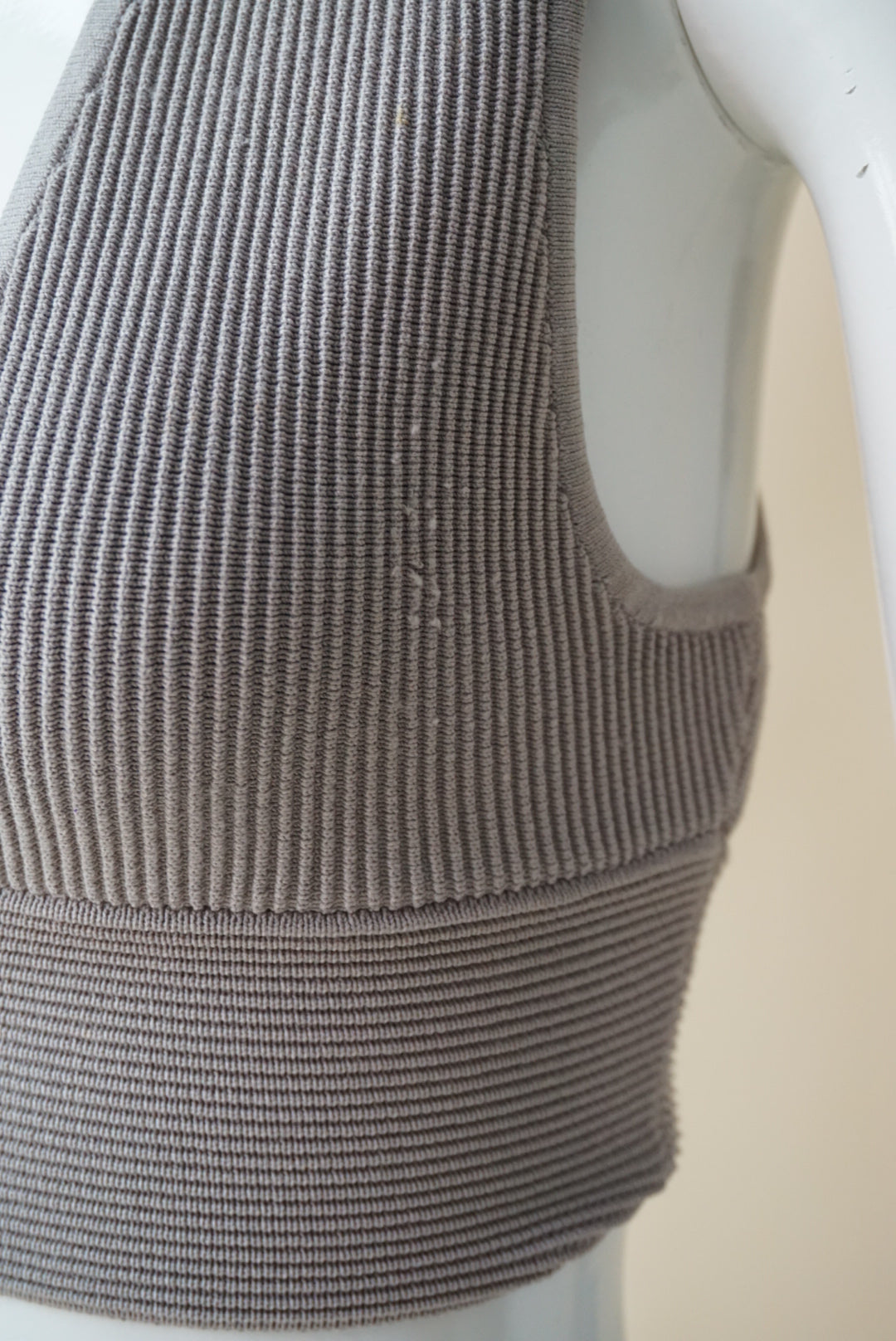 Babaton Aritzia Carlotta Sculpt Grey Ribbed Knit Plunge Cropped Top - Size Small