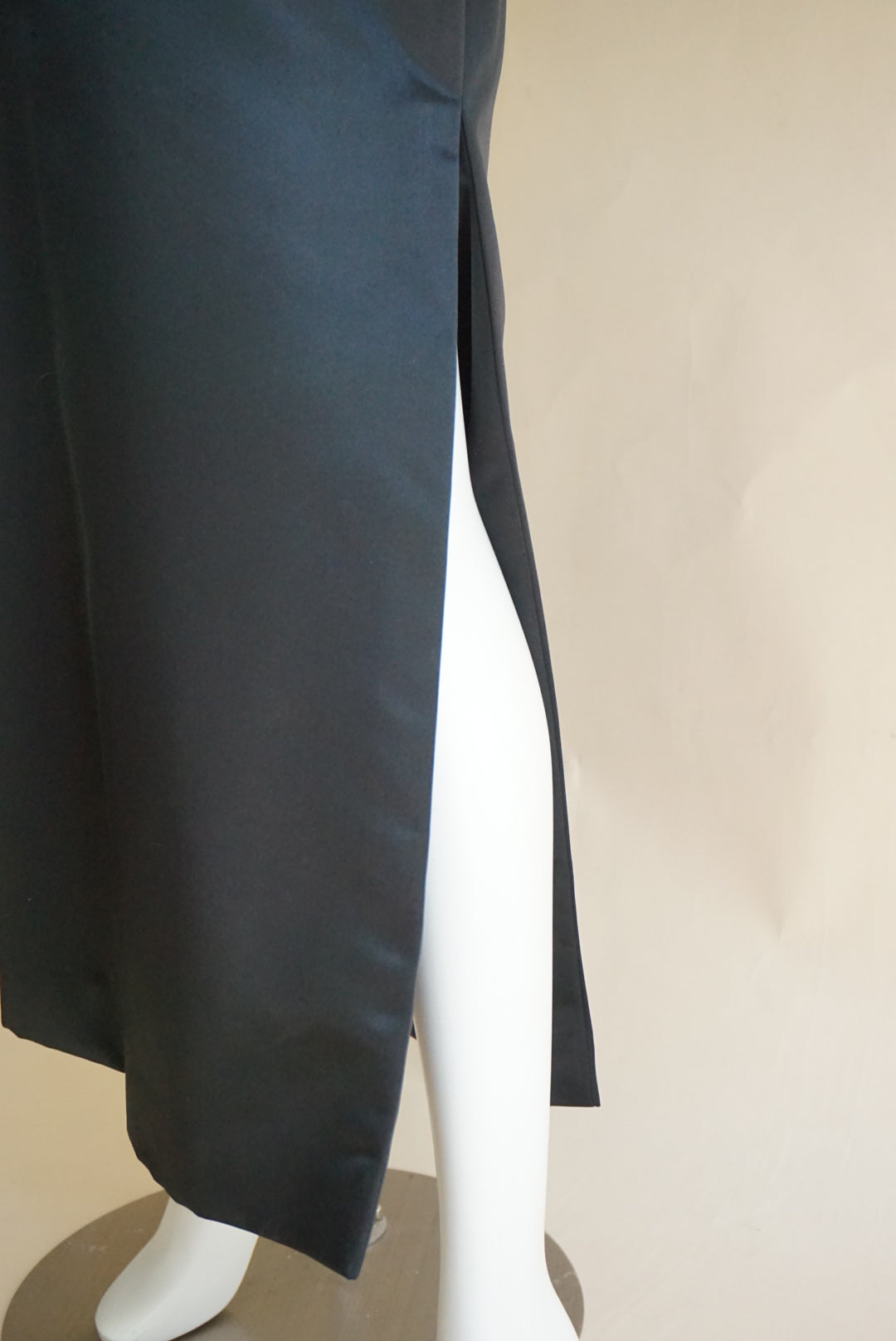 Vintage Black Beaded Lace Dramatic Sleeve Open Back Cocktail Statement Gown