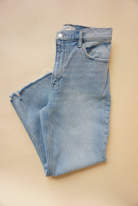 "Abercrombie & Fitch" Straight 90s Ultra High Rise Light Wash - Size 27/4