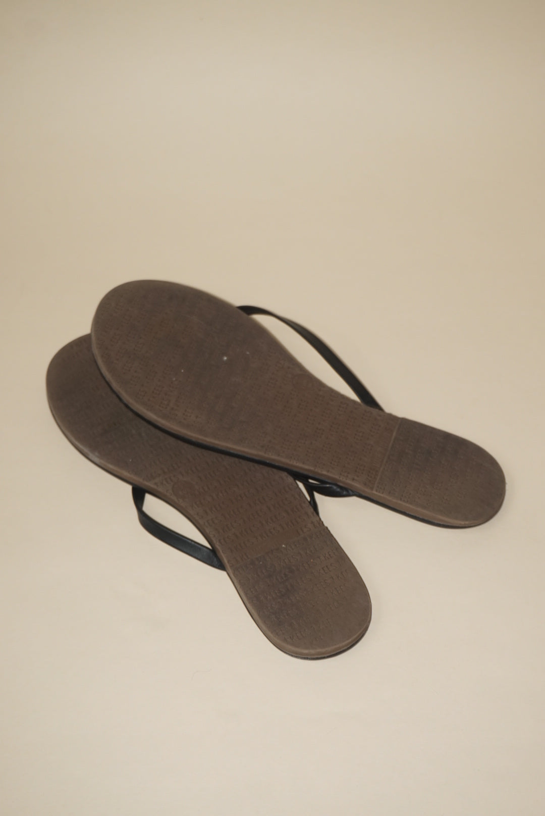 Tkees Lily Liners Black Round Toe Slip Flip Sandals - Size 7