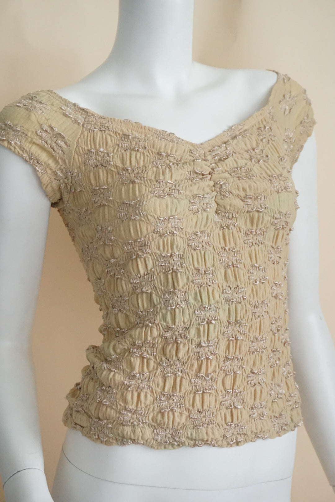 La Belle Y2K Beige Crinkle Sweetheart Neckline Knit Top - Size Medium