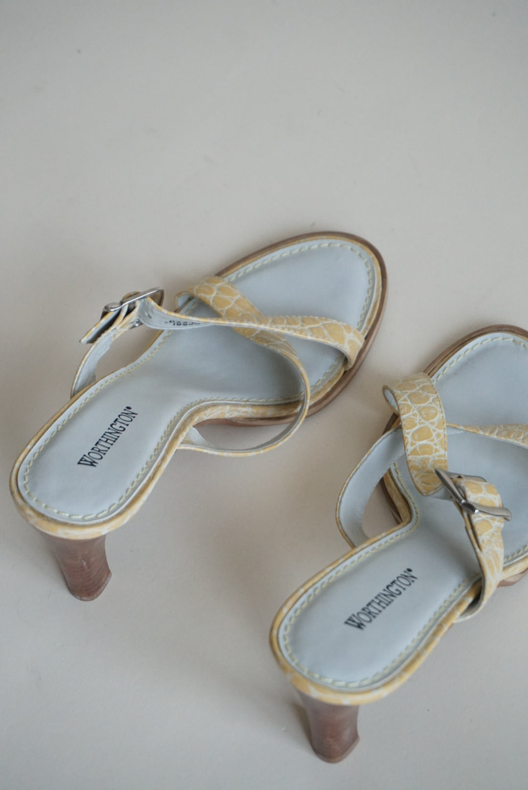 "Worthington" Embossed Leather Alligator "Sandy" Yellow Sandal Buckle Heels NWOT - Size 8