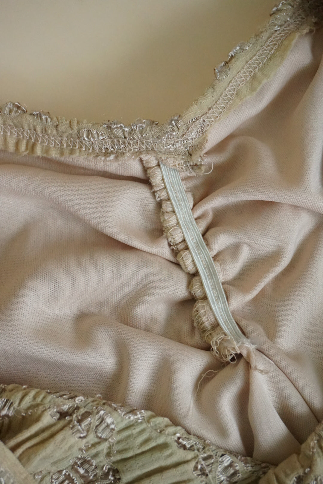 La Belle Y2K Beige Crinkle Sweetheart Neckline Knit Top - Size Medium