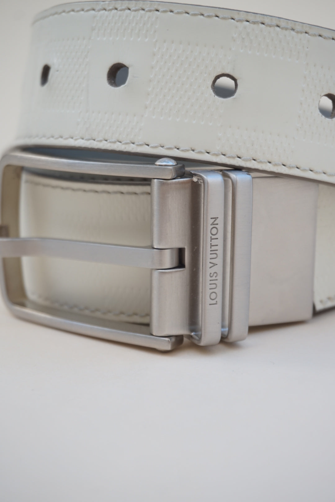 “Louis Vuitton” White Damier Infini Leather Boston Reversible Belt - Size 100/40